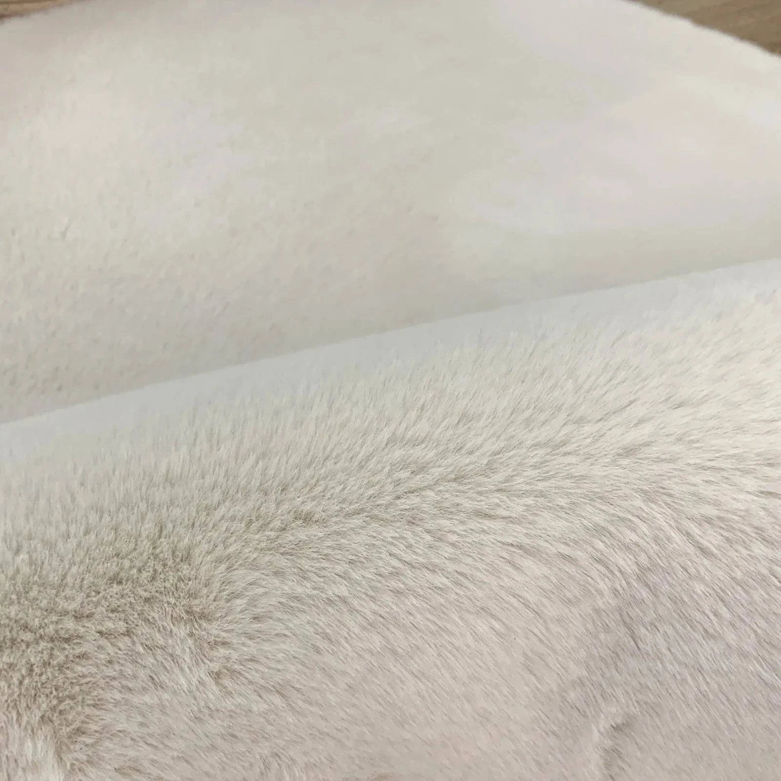 Covor Tip Blanita, ivory, rotund, antiderapant - EmaCarpets