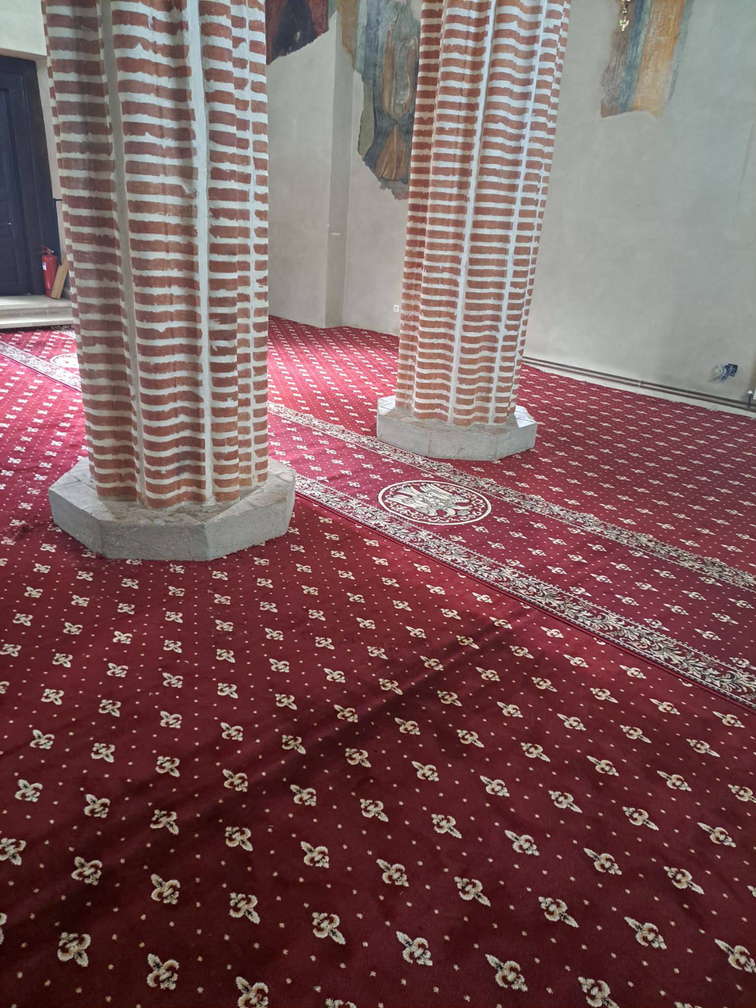 Mocheta Biserica crini 15033, rosu - EmaCarpets