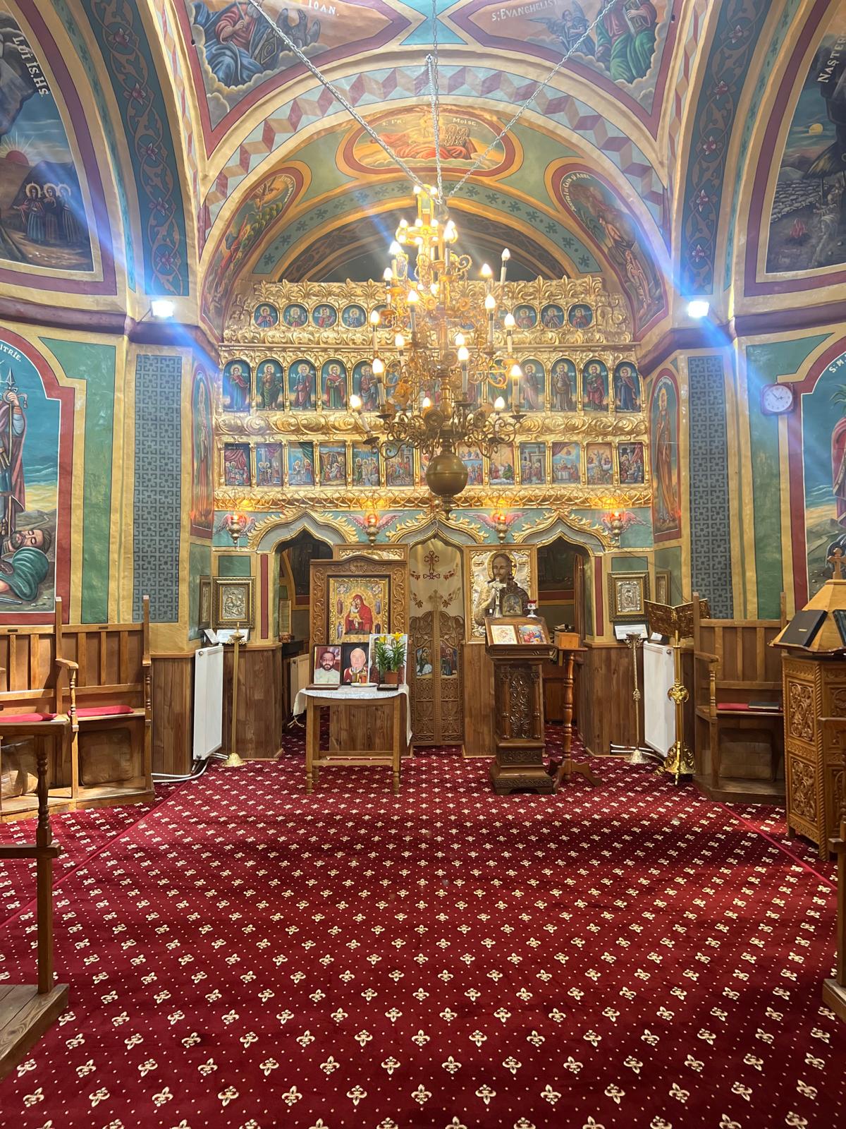 Mocheta Biserica crini 15033, rosu - EmaCarpets
