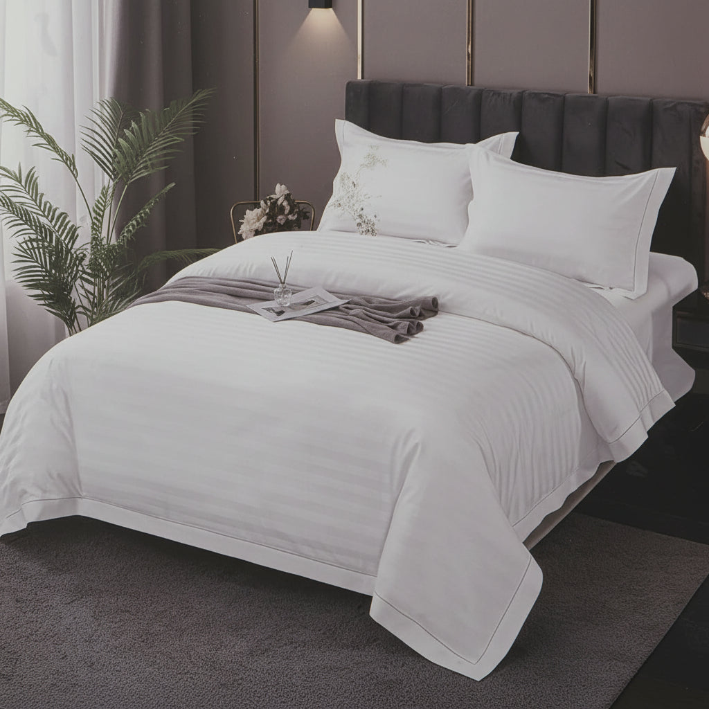 Lenjerie de Pat Albă cu Carouri – Set 4 Piese Pat Dublu | Premium - EmaCarpets